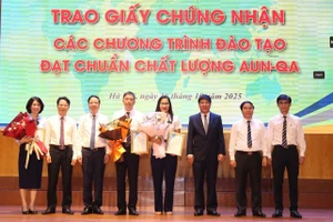 GS.TS Huỳnh Văn Chương trao Giấy chứng nhận đạt chuẩn chất lượng các chương trình đào tạo theo tiêu chuẩn các Trường Đại học Đông Nam Á cho Trường Đại học Giao thông vận tải. Ảnh: NTCC 