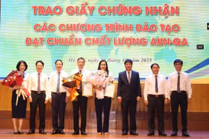 GS.TS Huỳnh Văn Chương trao Giấy chứng nhận đạt chuẩn chất lượng các chương trình đào tạo theo tiêu chuẩn các Trường Đại học Đông Nam Á cho Trường Đại học Giao thông vận tải. Ảnh: NTCC 