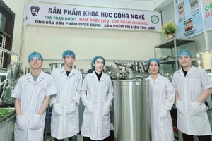 PGS.TS Nguyễn Thị Ái Nhung (thứ 3 từ trái qua) cùng nhóm nghiên cứu tại Viện Nghiên cứu và Ứng dụng Khoa học Công nghệ, Trường Đại học Khoa học, Đại học Huế. Ảnh: NVCC