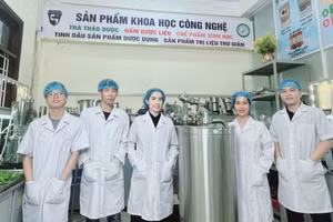 PGS.TS Nguyễn Thị Ái Nhung (thứ 3 từ trái qua) cùng nhóm nghiên cứu tại Viện Nghiên cứu và Ứng dụng Khoa học Công nghệ, Trường Đại học Khoa học, Đại học Huế. Ảnh: NVCC