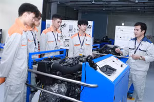 Sinh viên Trường Cao đẳng Lý Thái Tổ (Từ Sơn, Bắc Ninh) thực hành về cơ khí ô tô. Ảnh: Đình Tuệ