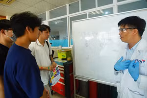 Học sinh tham quan, trải nghiệm các phòng thực hành của Trường Đại học Khoa học và Công nghệ Hà Nội. Ảnh: Dương Triều