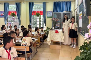 Học sinh Trường Tiểu học Chu Văn An (Đại Thanh, Hà Nội) trình bày ý kiến trong tiết học. Ảnh: NTCC