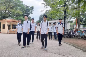 Bão lũ qua rồi, chúng mình đến trường thôi!. Ảnh: Vũ Huế