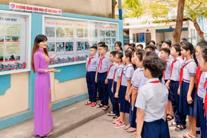 Cô, trò Trường Tiểu học aTrần Quang Cơ (Quận 12, TP Hồ Chí Minh). Ảnh: NVCC