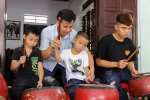 Ở xã Quan Thành, trẻ em từ 3 - 4 tuổi bắt đầu học đánh trống tế.