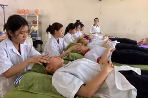 Học sinh thực hành ngành Tạo mẫu và Chăm sóc sắc đẹp, Trường Trung cấp Bách Nghệ TPHCM. Ảnh: Đ.N