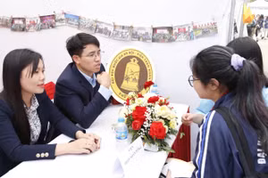 Sinh viên Trường Đại học Khoa học Xã hội và Nhân văn (Đại học Quốc gia Hà Nội) tham gia ứng tuyển việc làm tại Ngày hội việc làm - Kết nối nhà tuyển dụng năm 2024. Ảnh: Nguyễn Liên