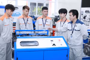 Sinh viên tìm hiểu về nguyên lý hoạt động của động cơ ô tô tại Trường Cao đẳng Lý Thái Tổ (Bắc Ninh). Ảnh: Khôi Nguyên