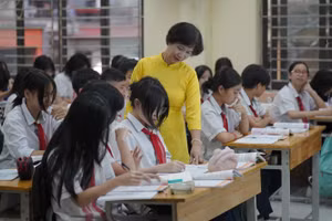 Cô trò Trường THCS Tây Sơn (Hai Bà Trưng, Hà Nội). Ảnh: Xuân Phú