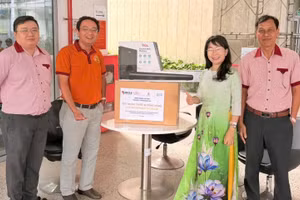 Trường Cao đẳng Viễn Đông tiếp nhận bộ thiết bị kỹ thuật số từ dự án. Ảnh: NTCC