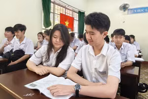 Nam sinh Lê Quốc Khánh và các bạn cùng lớp, Trường THPT Buôn Ma Thuột chuẩn bị cho kỳ thi sắp tới. Ảnh: Thế Hùng