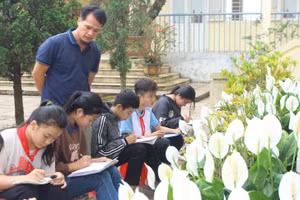 Một tiết Mỹ thuật do thầy giáo Trần Thế Vinh giảng dạy.