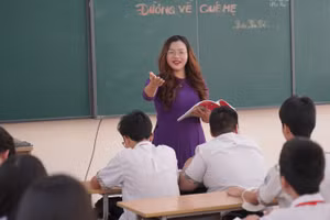 Giáo viên, học sinh Trường THCS Bế Văn Đàn (phường Quang Trung, Hà Nội). Ảnh: Xuân Phú