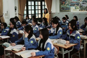 Cô và trò Trường THPT chuyên Lào Cai. Ảnh: NTCC