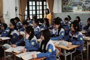 Cô và trò Trường THPT chuyên Lào Cai. Ảnh: NTCC