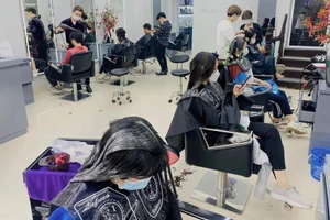 Một salon chăm sóc tóc kín khách những tháng cuối năm. Ảnh: INT