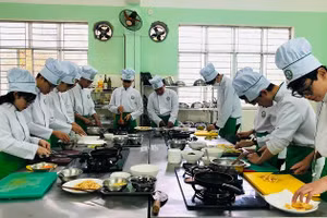 Buổi học nghề Kỹ thuật chế biến món ăn tại Trường Cao đẳng Lương thực - Thực phẩm (TPHCM).