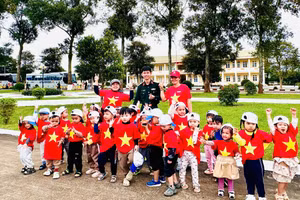 Trẻ mầm non Đắk Lắk trải nghiệm thực tế tại đơn vị quân đội. Ảnh: TH