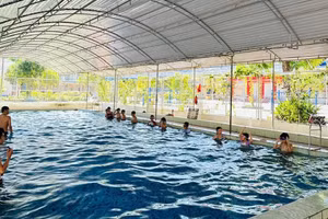 Học sinh Hà Tĩnh tham gia các lớp dạy bơi trong dịp hè. Ảnh: B.H