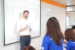 Giảng viên nước ngoài giảng dạy tại Trường Đại học Kinh tế - Tài chính TP Hồ Chí Minh. Ảnh: UEF