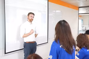 Giảng viên nước ngoài giảng dạy tại Trường Đại học Kinh tế - Tài chính TP Hồ Chí Minh. Ảnh: UEF