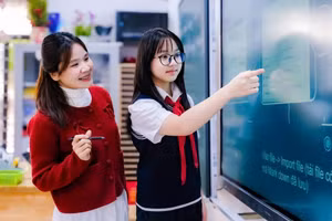 Cô Nguyễn Hồng Thúy hướng dẫn bài giảng cho học sinh.