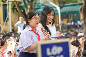 Học sinh Trường THCS Hồng Bàng (phường Chợ Lớn) đặt câu hỏi tại một buổi tư vấn tuyển sinh lớp 10. Ảnh: HK