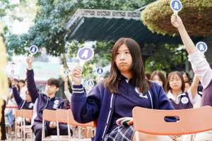 Trịnh Hoài Trâm Anh tham gia cuộc thi tìm hiểu kiến thức pháp luật tại trường tháng 11/2024. Ảnh: NVCC