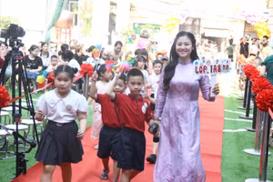 Cô, trò Trường Tiểu học Vĩnh Tuy (Vĩnh Hưng, Hà Nội). Ảnh: TG