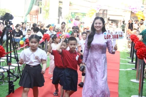 Cô, trò Trường Tiểu học Vĩnh Tuy (Vĩnh Hưng, Hà Nội). Ảnh: TG