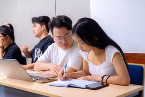 Sinh viên Trường Đại học Quản lý và Công nghệ TPHCM trong một hoạt động học thuật. Ảnh: UMT