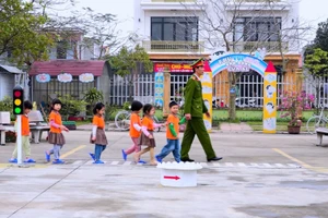 Trường Mầm non Ứng Hòe (Vĩnh Lại, Hải Phòng) phối hợp với công an xã giáo dục an toàn giao thông cho trẻ. Ảnh: NTCC