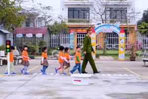 Trường Mầm non Ứng Hòe (Vĩnh Lại, Hải Phòng) phối hợp với công an xã giáo dục an toàn giao thông cho trẻ. Ảnh: NTCC