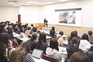 Không gian giảng đường đại học, nơi sinh viên tham gia các hoạt động học tập và trao đổi ý kiến.