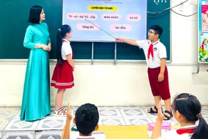 Tiết học “Luyện đọc từ khó” có chứa phụ âm L/N tại Trường Tiểu học Lê Hồng Phong (phường Thái Bình). Ảnh: NTCC