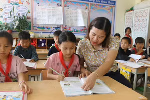 Phó Hiệu trưởng Trường PTDTBT Tiểu học Nậm Manh luôn gần gũi, sẻ chia cùng học sinh dân tộc thiểu số.