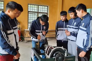 Sinh viên Trường Cao đẳng Nghề Điện Biên nghiên cứu mô hình bộ ly hợp dẫn động thủy lực trên ô tô. Ảnh: Hoàng Hảo