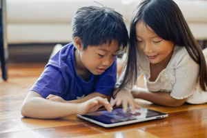 Trẻ em ngày nay có thể tiếp cận hàng nghìn đầu sách chỉ với một thiết bị nhỏ gọn, kết nối Internet. Ảnh minh họa: ITN.