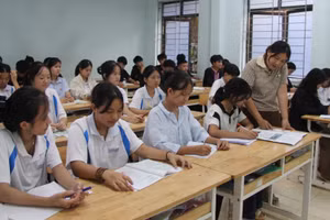 Tiết ôn tập môn Sinh học của cô và trò lớp 12A1, Trường Phổ thông dân tộc nội trú THPT huyện Mường Tè. 