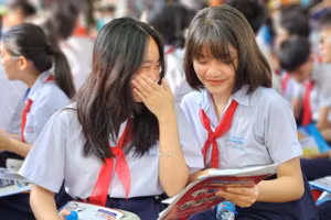 Lê Hoàng Phương Anh - học sinh Trường THCS Nguyễn Trung Trực (bên phải) cùng bạn học trong một buổi hướng nghiệp. Ảnh: Lâm Ngọc