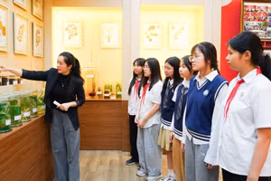 Học sinh trải nghiệm thực tế tại Học viện Y – Dược học cổ truyền Việt Nam. Ảnh: NTCC