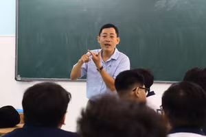 Giáo viên Trường Cao đẳng Nghề Hoa Sen trong tiết giảng bài cho học viên hệ 9+. Ảnh: NTCC