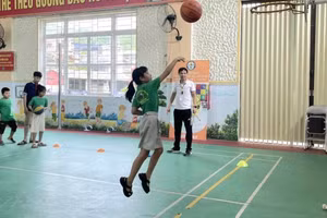 Học sinh Trường Tiểu học Bắc Lệnh, TP Lào Cai tham gia chơi bóng rổ tại trường trong hè. Ảnh: NTCC
