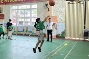 Học sinh Trường Tiểu học Bắc Lệnh, TP Lào Cai tham gia chơi bóng rổ tại trường trong hè. Ảnh: NTCC