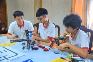 Thầy Đào Xuân Quỳnh hướng dẫn học sinh chế tạo robot. Ảnh: Xuân Quỳnh