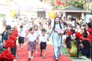 Cô - trò Trường Tiểu học Vĩnh Tuy (Vĩnh Hưng, Hà Nội). Ảnh: TG