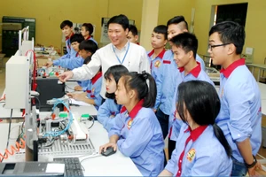 Học sinh ngành Kỹ thuật công nghệ Trường Trung cấp nghề số 1 Hà Nội thực hành kỹ năng nghề. Ảnh minh họa: INT