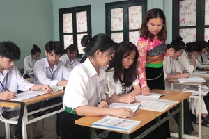 Cô giáo và học sinh trong giờ học ở Trường THPT Quan Sơn (Thanh Hóa).