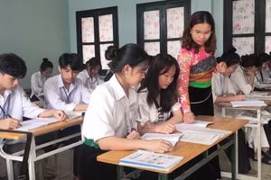 Cô giáo và học sinh trong giờ học ở Trường THPT Quan Sơn (Thanh Hóa).